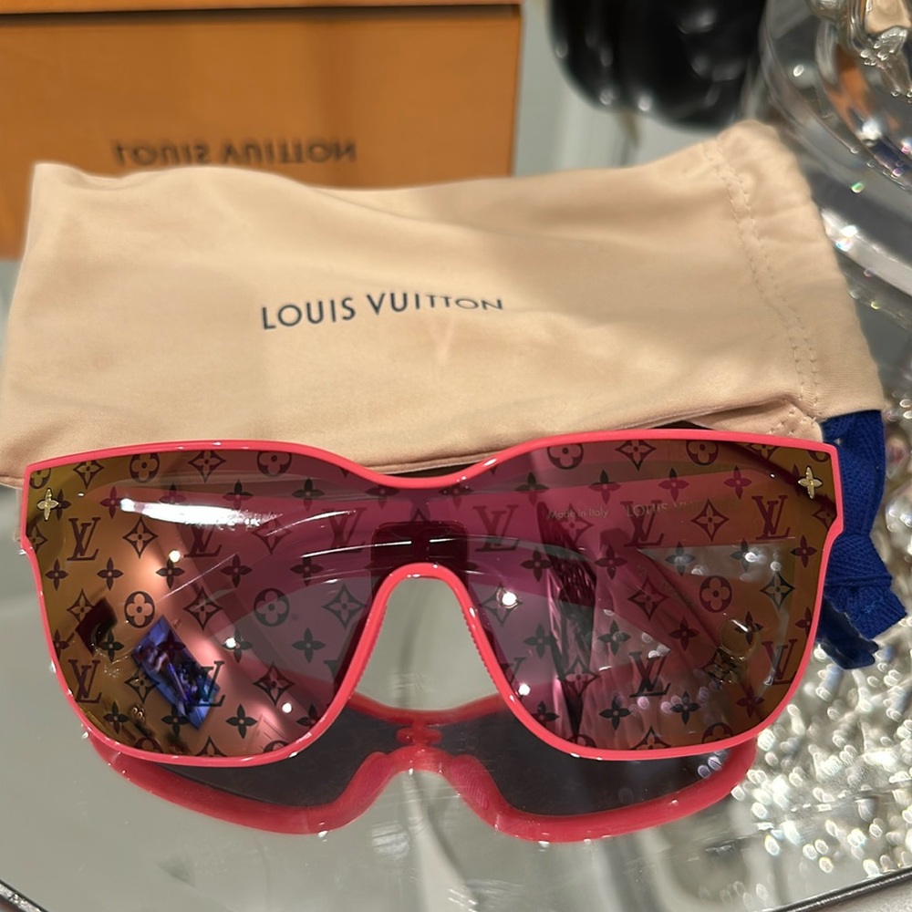 Loius Vuitton Pink woman’s shadow sunglasses
